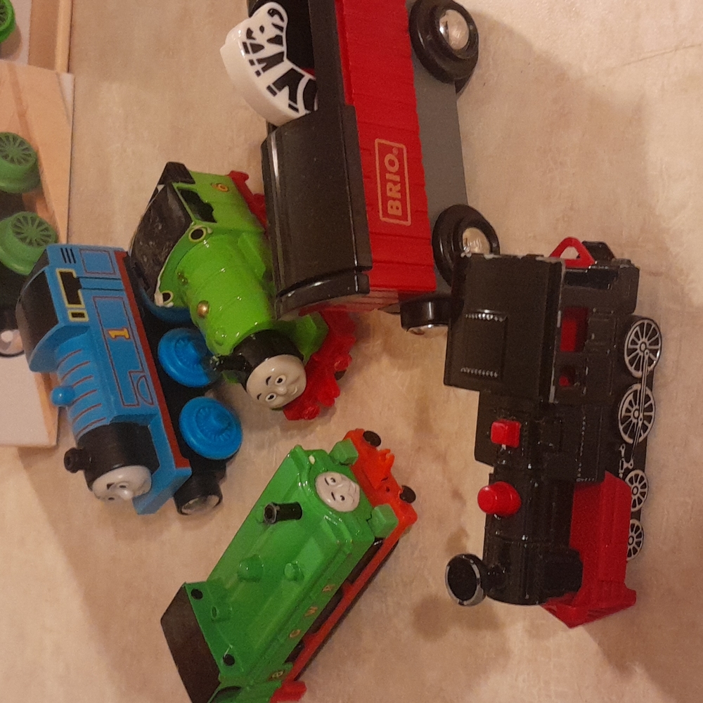 Lot of 13 TOY TRAINS mixed brands - Picture 4 of 4